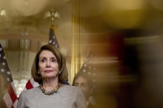 Die Frontfrau der Demokraten im Repräsentantenhaus ist Nancy Pelosi aus Kalifornien.