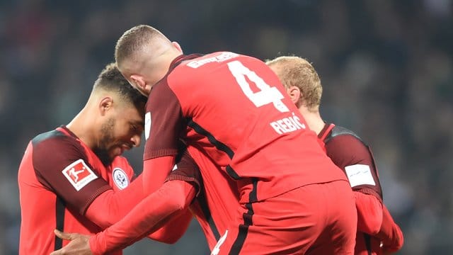 Frankfurts Ante Rebic, Sebastian Rode (r) und Simon Falette (l) jubeln mit dem Torschützen zum 2:2 durch Elfmeter, Sebastien Haller (verdeckt). Frankfurts Ante Rebic, Sebastian Rode (r) und Simon Falette (l) jubeln mit dem Torschützen zum 2:2 durch Elfmeter, Sebastien Haller (verdeckt).