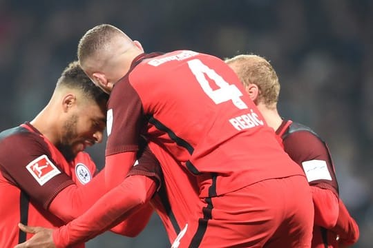 Frankfurts Ante Rebic, Sebastian Rode (r) und Simon Falette (l) jubeln mit dem Torschützen zum 2:2 durch Elfmeter, Sebastien Haller (verdeckt).