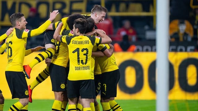 Nach dem 5:1 gegen Hannover 96 steht Borussia Dortmund so gut da, wie nie zuvor: Die BVB-Spieler feiern daas 3:0. Nach dem 5:1 gegen Hannover 96 steht Borussia Dortmund so gut da, wie nie zuvor: Die BVB-Spieler feiern daas 3:0.