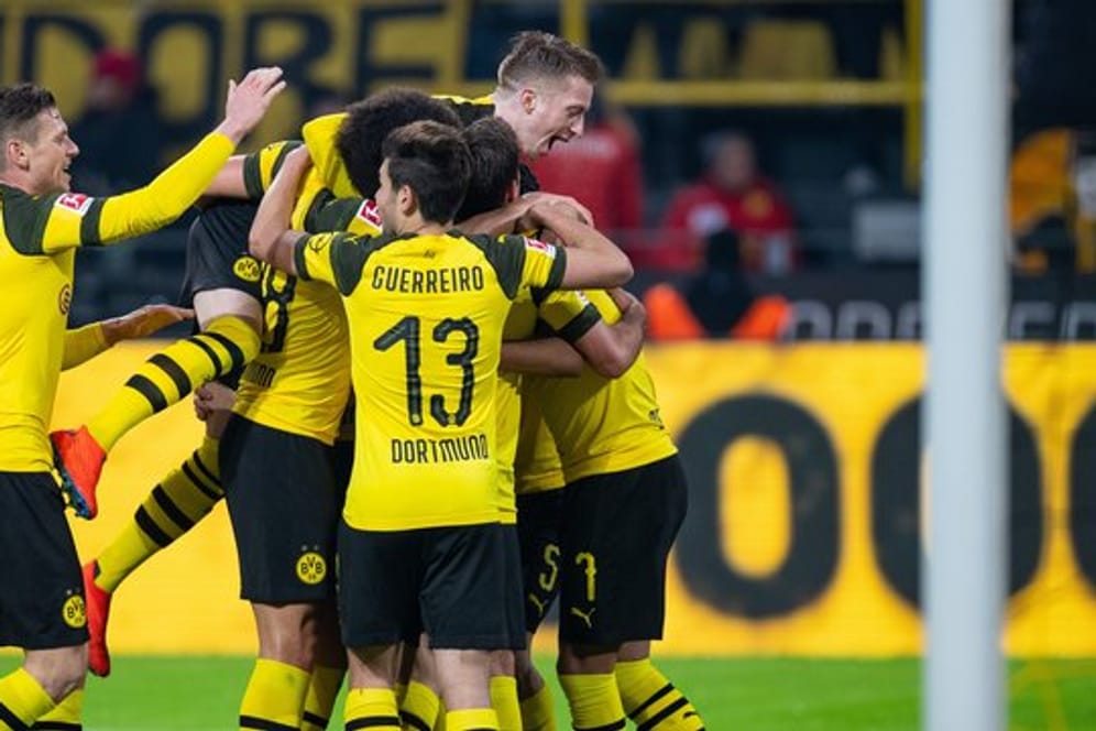 Nach dem 5:1 gegen Hannover 96 steht Borussia Dortmund so gut da, wie nie zuvor: Die BVB-Spieler feiern daas 3:0.
