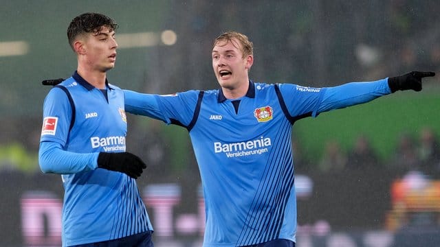 Leverkusens Kai Havertz (l) bejubelt sein Tor zum 1:0 gegen VfL Wolfsburg mit Julian Brandt. Leverkusens Kai Havertz (l) bejubelt sein Tor zum 1:0 gegen VfL Wolfsburg mit Julian Brandt.