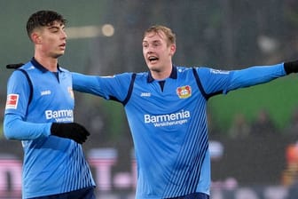 Leverkusens Kai Havertz (l) bejubelt sein Tor zum 1:0 gegen VfL Wolfsburg mit Julian Brandt.