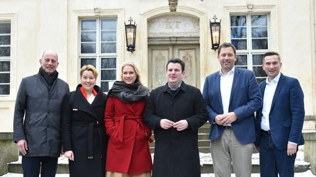 Nach dem Ende des zweitägigen Treffens der ostdeutschen Sozialdemokratie stehen Politiker vor dem Schloss in Schwante. Nach dem Ende des zweitägigen Treffens der ostdeutschen Sozialdemokratie stehen Politiker vor dem Schloss in Schwante.