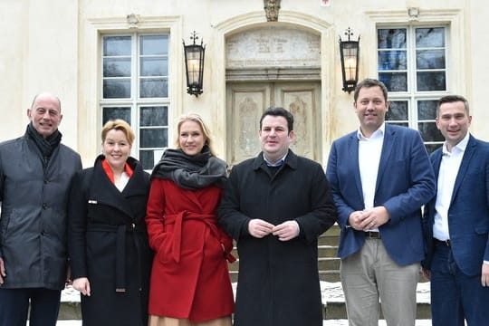 Nach dem Ende des zweitägigen Treffens der ostdeutschen Sozialdemokratie stehen Politiker vor dem Schloss in Schwante.