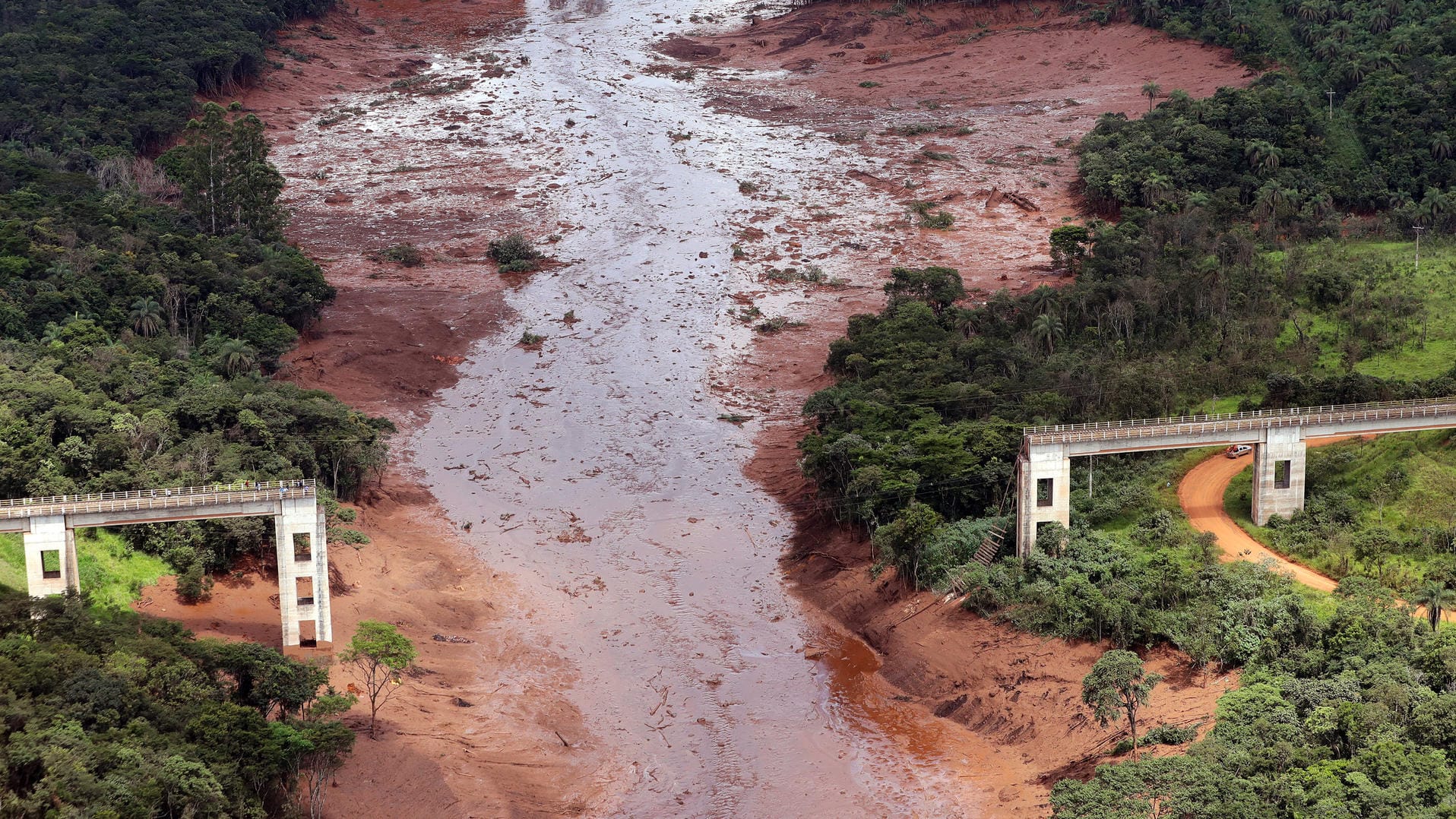 Eine Luftaufnahme zeigt eine zerstörte Brücke nach dem Dammbruch an einer Eisenerzmine in Brasilien: Nun droht dort ein erneutes Unglück.