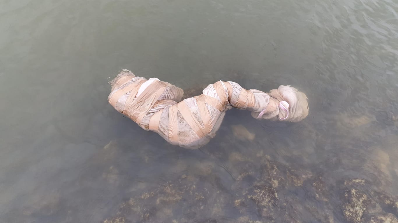 Soll aussehen wie eine Wasserleiche: Unbekannte werfen eine lebensecht wirkende Puppe in einen Kanal in Nordrhein-Westfalen.