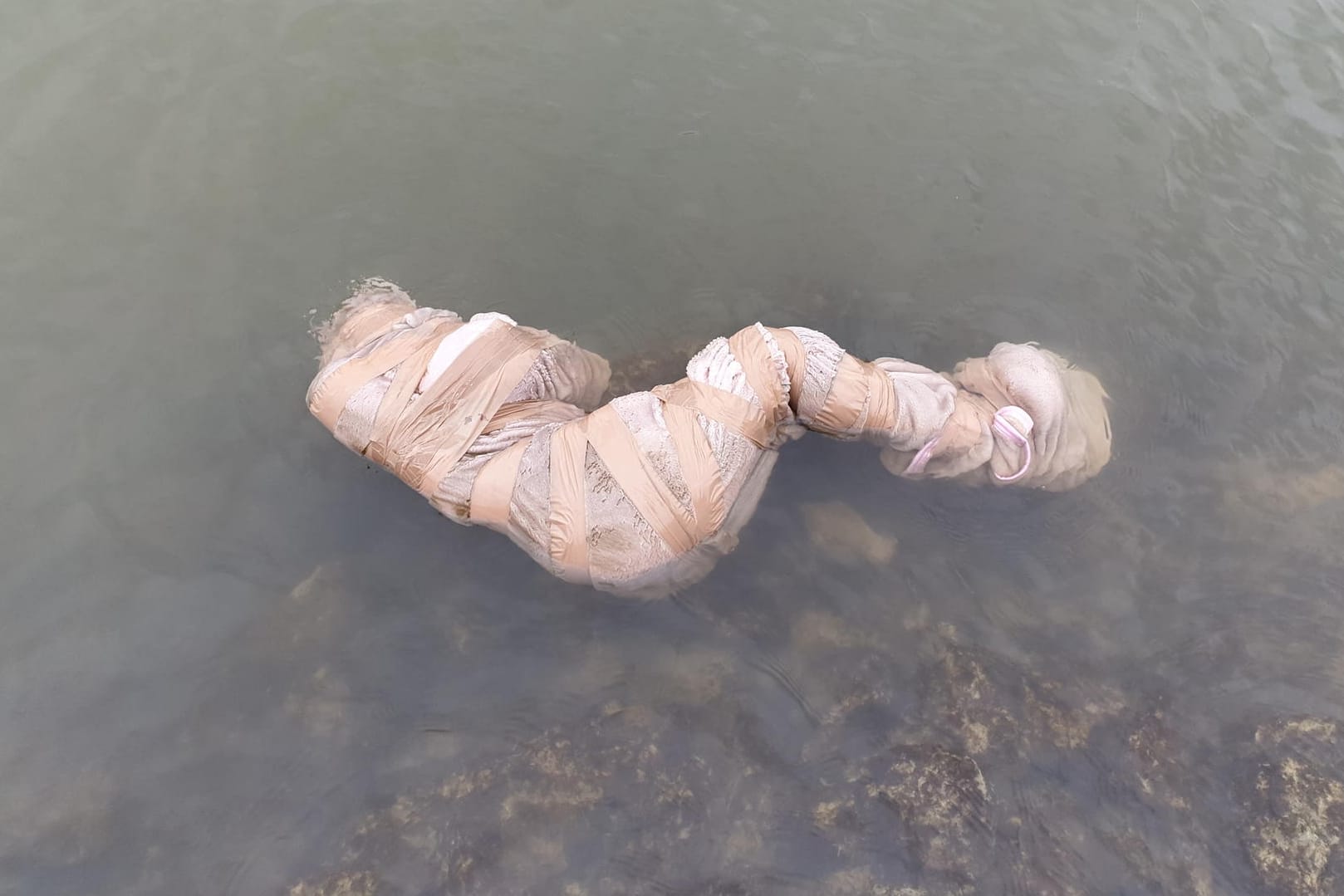 Soll aussehen wie eine Wasserleiche: Unbekannte werfen eine lebensecht wirkende Puppe in einen Kanal in Nordrhein-Westfalen.