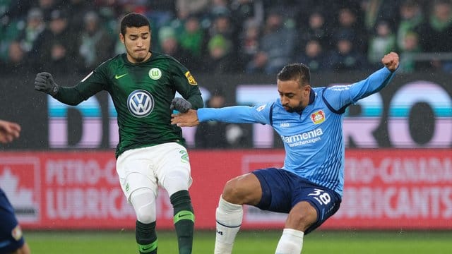 Wolfsburgs William (l) im Duell um den Ball mit Karim Bellarabi von Bayer Leverkusen. Wolfsburgs William (l) im Duell um den Ball mit Karim Bellarabi von Bayer Leverkusen.