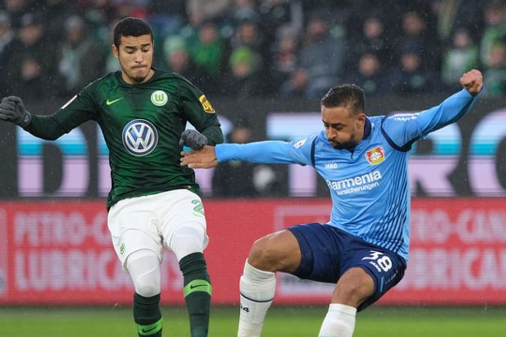 Wolfsburgs William (l) im Duell um den Ball mit Karim Bellarabi von Bayer Leverkusen.