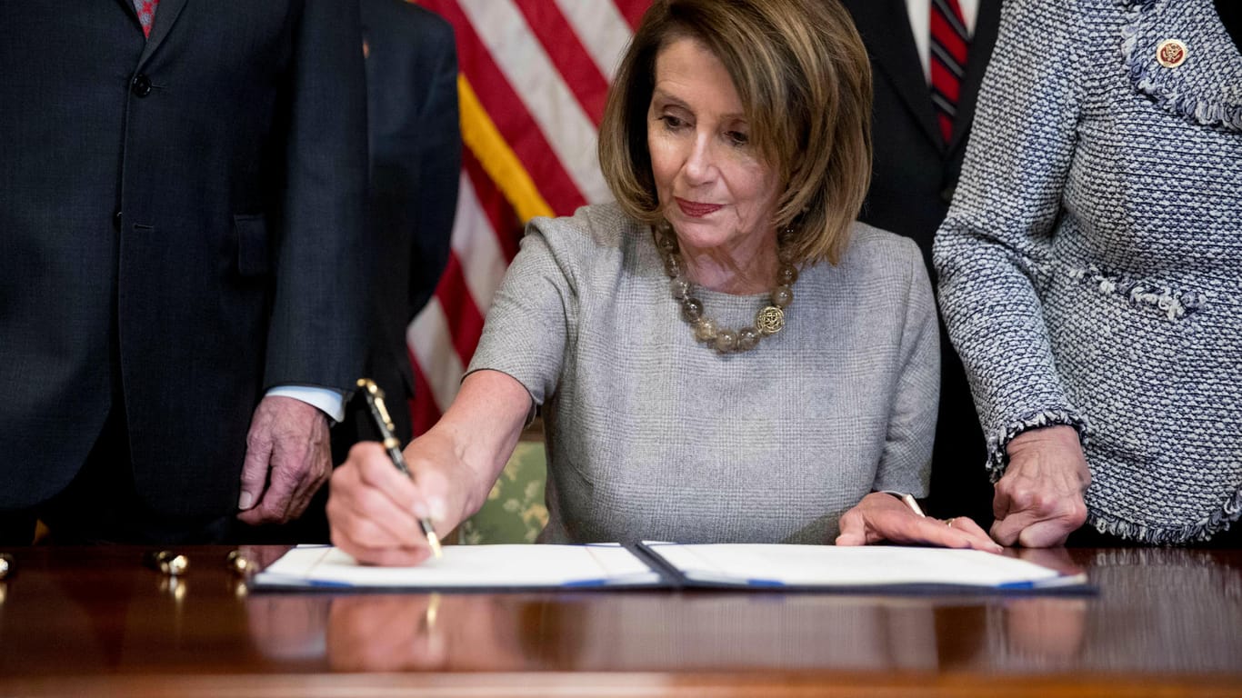 Die Sprecherin des Hauses Nancy Pelosi unterzeichnet ein Finanzierungsabkommen zur Wiedereröffnung der Regierung: Dafür musste sie dem Präsidenten nicht entgegen kommen.