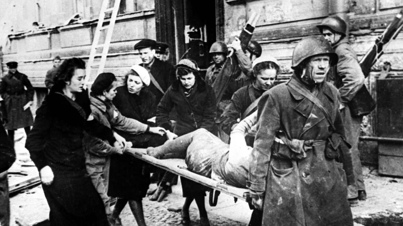 Nach einem deutschen Luftangriff während der Belagerung wird ein Verletzter abtransportiert.