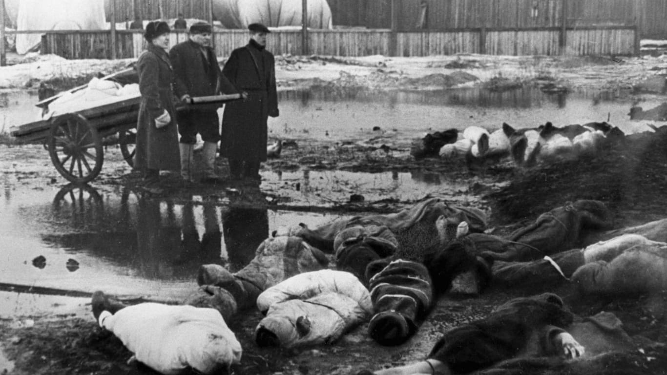Auf dem Volkovo-Friedhof türmen sich während der Belagerung Leningrads die Leichen.