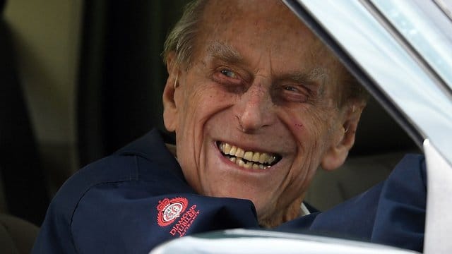 Prinz Philip im Auto.