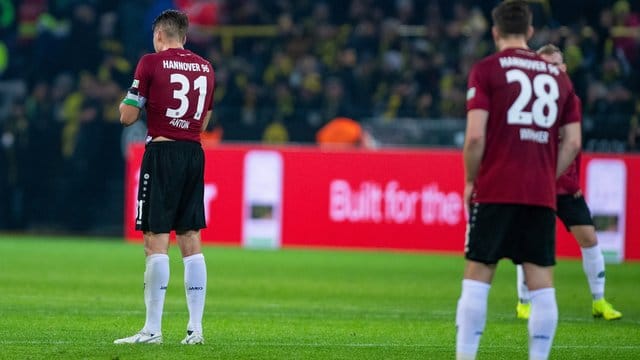 Frust bei Hannover 96 nach dem 1:5 in Dortmund. Frust bei Hannover 96 nach dem 1:5 in Dortmund.