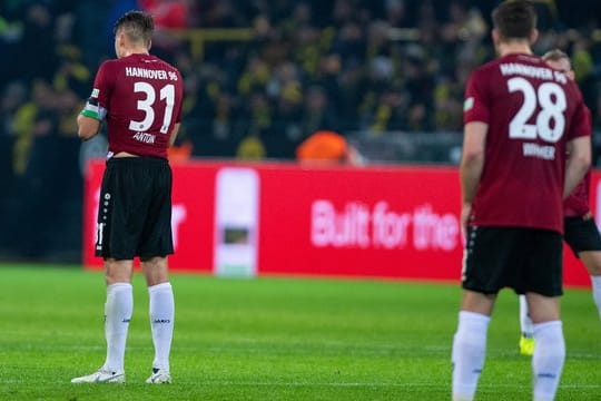 Frust bei Hannover 96 nach dem 1:5 in Dortmund.