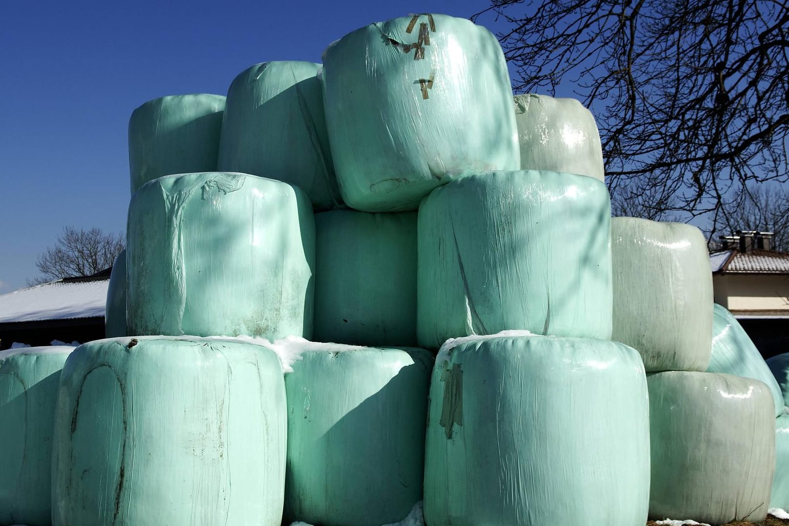 Verpackte Heuballen auf einer Weide: In der Schweiz löst sich ein Ballen vom Stapel und erschlägt einen Bauern. (Symbolbild)