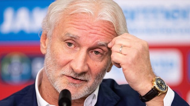 Rudi Völler, Geschäftsführer Sport von Bayer 04 Leverkusen, macht sich Gedanken über seinen Abschied.