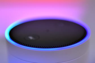 Ein Echo-Lautsprecher für Amazons Sprachassistenten Alexa: Immer mehr Deutsche nutzen solche Geräte.