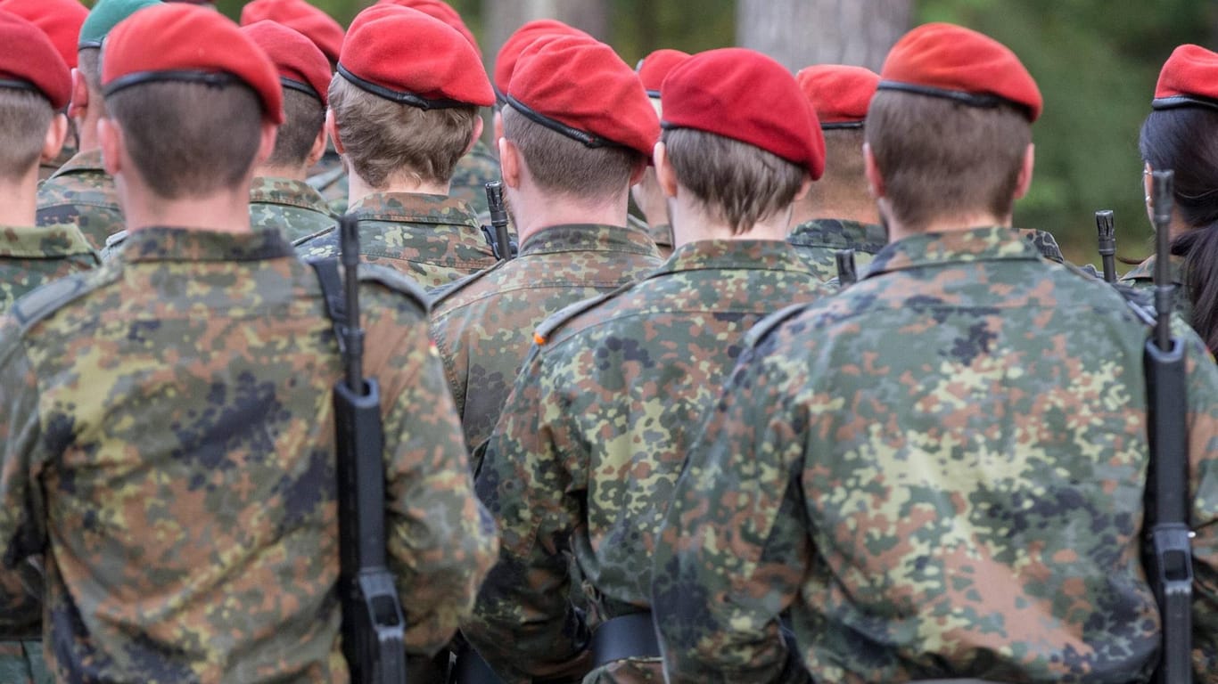 Marschierende Feldjäger: Die Bundeswehr hat momentan 25.000 offene Stellen.