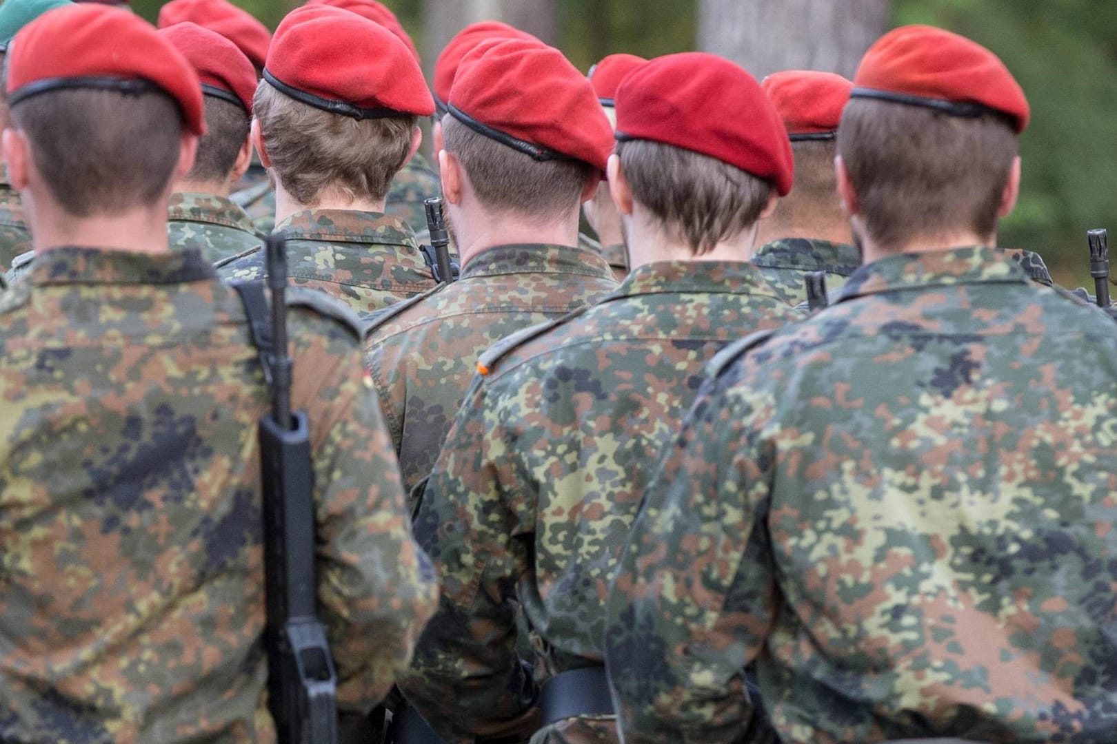 Marschierende Feldjäger: Die Bundeswehr hat momentan 25.000 offene Stellen.