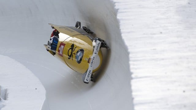 Francesco Friedrich steuert den Viererbob in der Eisbahn von St.