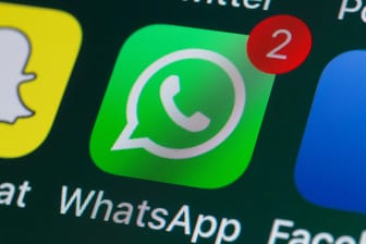 Das WhatsApp-Symbol auf einem Smartphone: Mit dem Messenger sind auch Gruppenanrufe möglich.