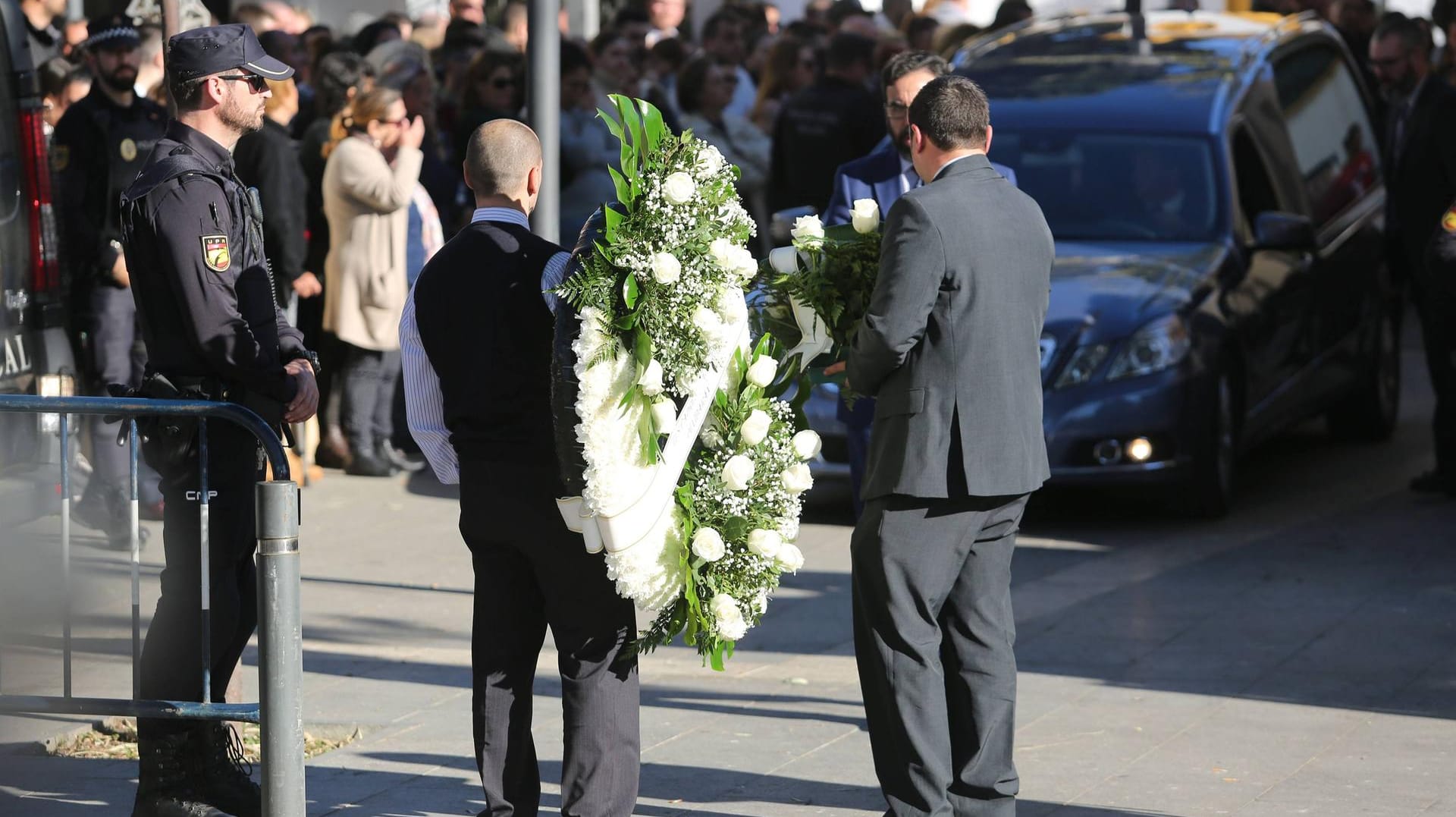 Vor dem Friedhof in El Palo in Málaga: Der Sarg des kleinen Julen wird vorgefahren. Die Beisetzung fand am Tag nach dem Fund des Zweijährigen statt.