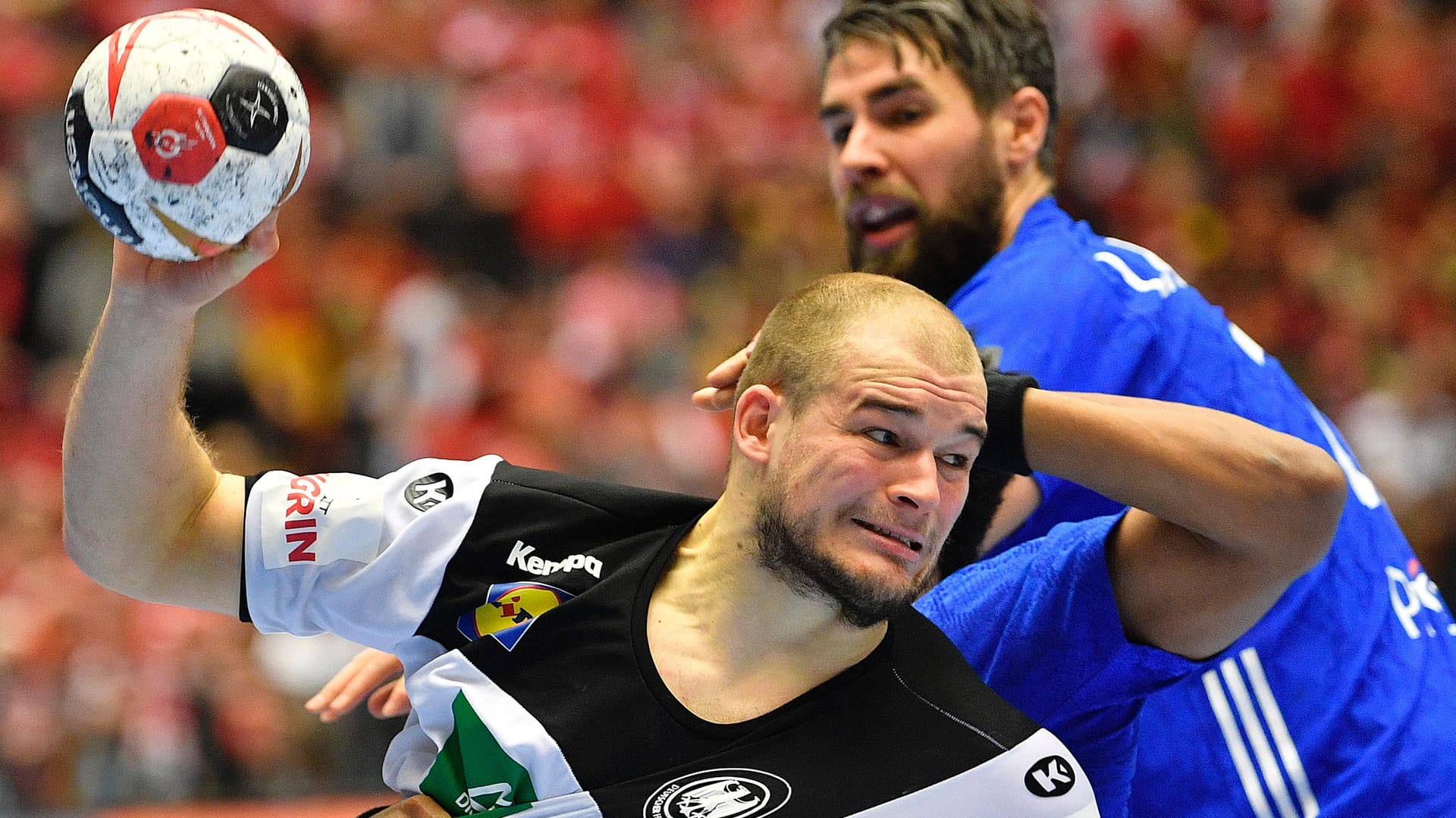 Paul Drux (l.) im Duell mit Luka Karabatic: Das kleine Finale gegen Frankreich war erneut ein Krimi.