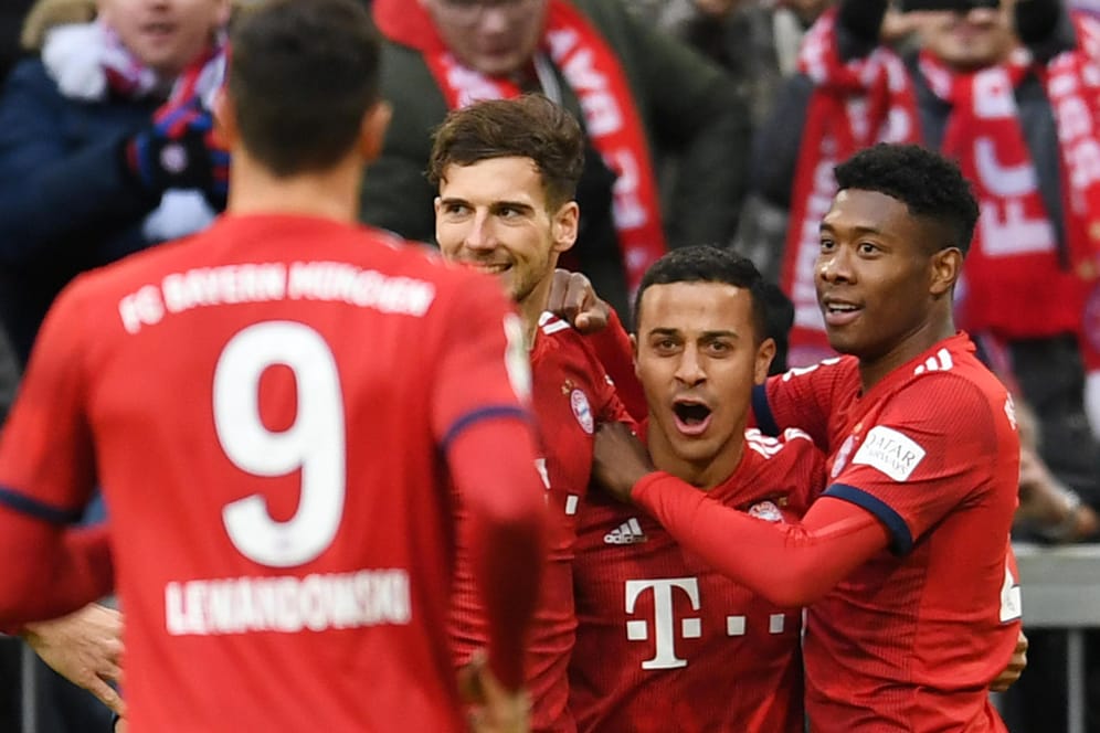 Erster Torschütze gegen Stuttgart: Bayerns Thiago (M.) jubelt mit seinen Teamkollegen.