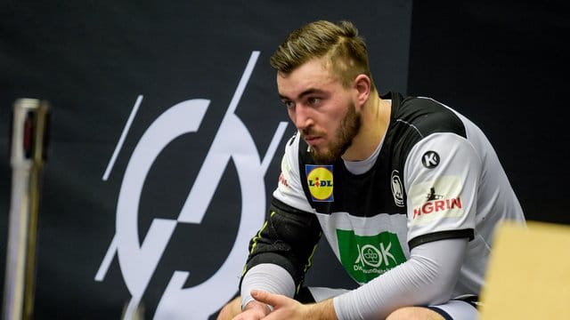 Jannik Kohlbacher sitzt nach der 25:26-Niederlage enttäuscht auf der Bank. Jannik Kohlbacher sitzt nach der 25:26-Niederlage enttäuscht auf der Bank.