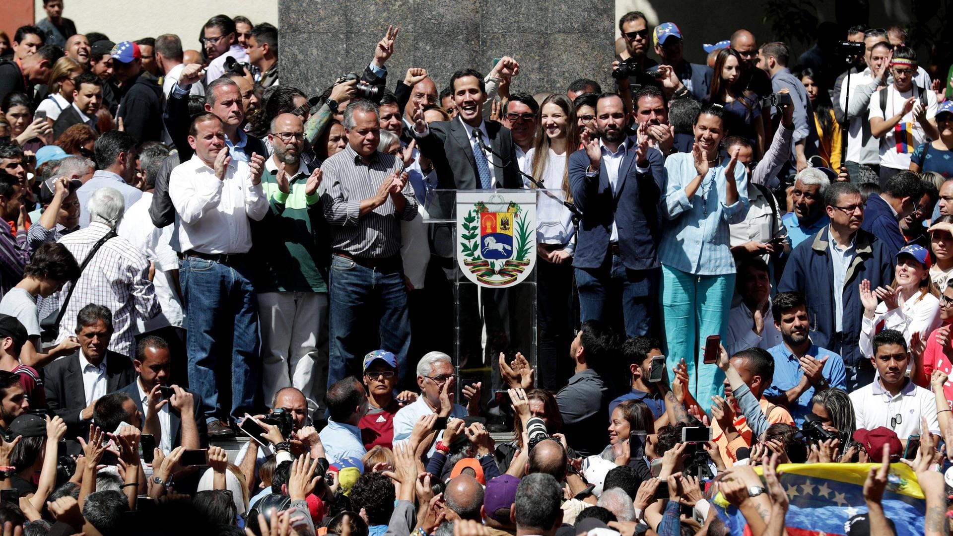 Juan Guaidó vor einer jubelnden Menge: Der selbsternannte Übergangspräsident fordert Neuwahlen in Venezuela.