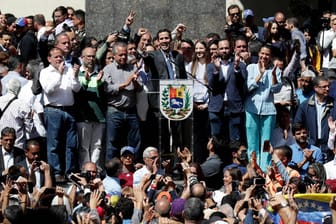 Juan Guaidó vor einer jubelnden Menge: Der selbsternannte Übergangspräsident fordert Neuwahlen in Venezuela.