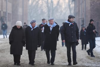Überlebende des Konzentrationslagers Auschwitz nehmen an einer Gedenkveranstaltung teil.