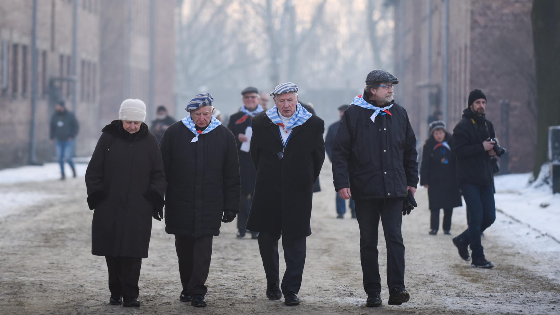 Überlebende des Konzentrationslagers Auschwitz nehmen an einer Gedenkveranstaltung teil.