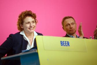 Nicola Beer neben Christian Lindner: Die FDP-Generalsekretärin geht für ihre Partei als Spitzenkandidatin in die Europawahl im Mai.