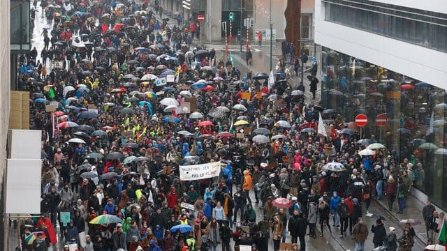 Teilnehmer der von "Rise for the Climate" organisierten Kundgebung demonstrieren für besseren Klimaschutz.