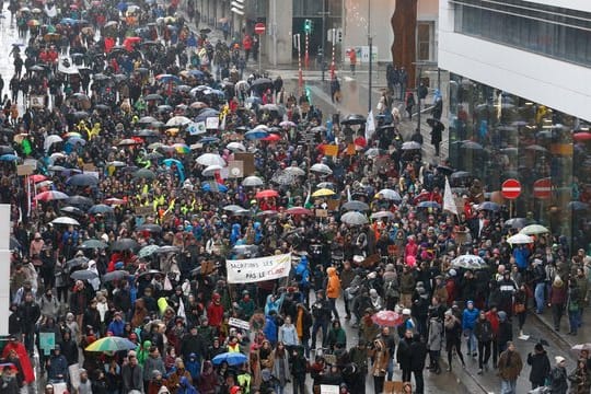 Teilnehmer der von "Rise for the Climate" organisierten Kundgebung demonstrieren für besseren Klimaschutz.