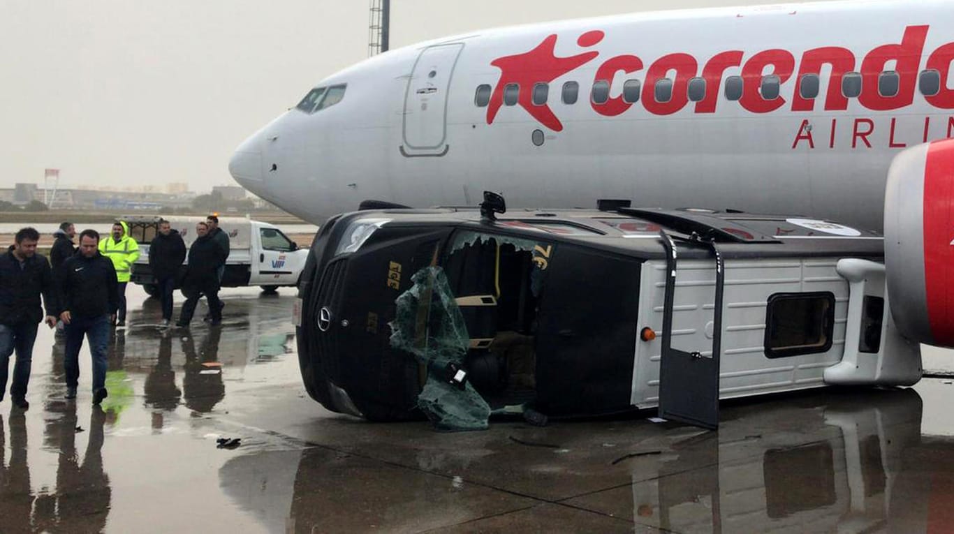 Antalya International Airport: Ein Flughafenfahrzeug wurde von einem Tornado mitgerissen. Mehrere Wirbelstürme trafen die Region rund um den beliebten Urlaubsort in den vergangenen Tagen.