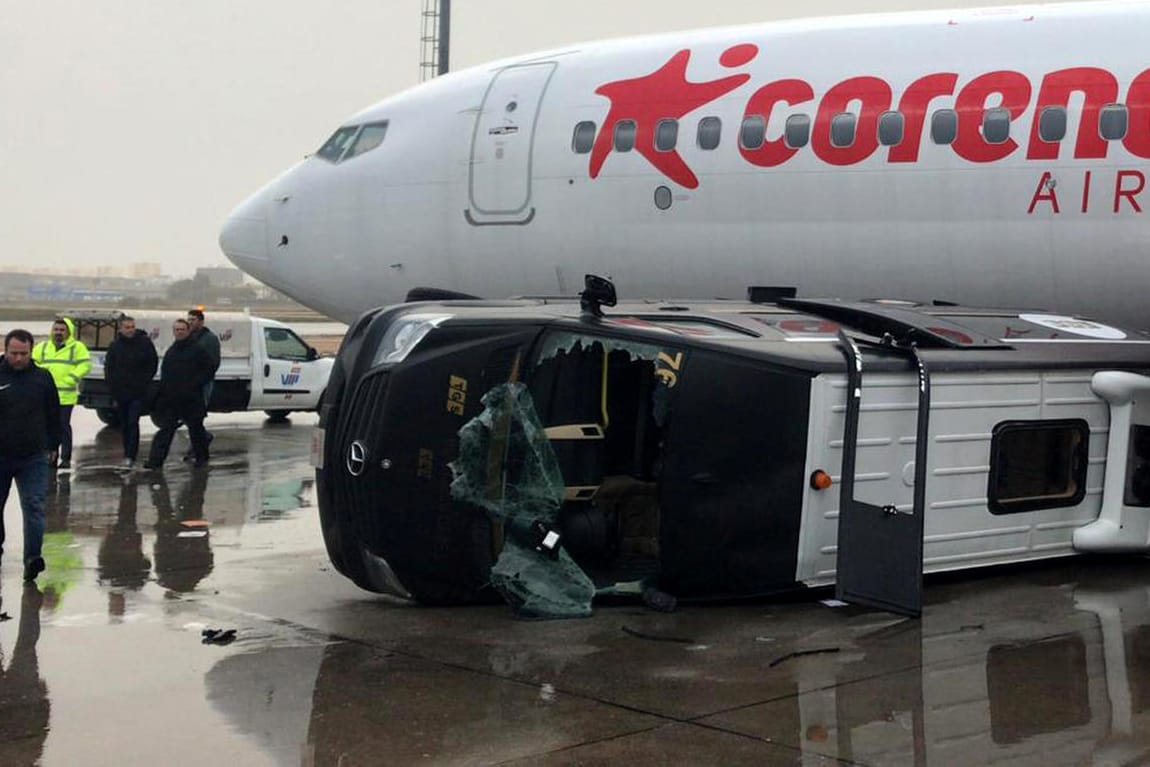 Antalya International Airport: Ein Flughafenfahrzeug wurde von einem Tornado mitgerissen. Mehrere Wirbelstürme trafen die Region rund um den beliebten Urlaubsort in den vergangenen Tagen.