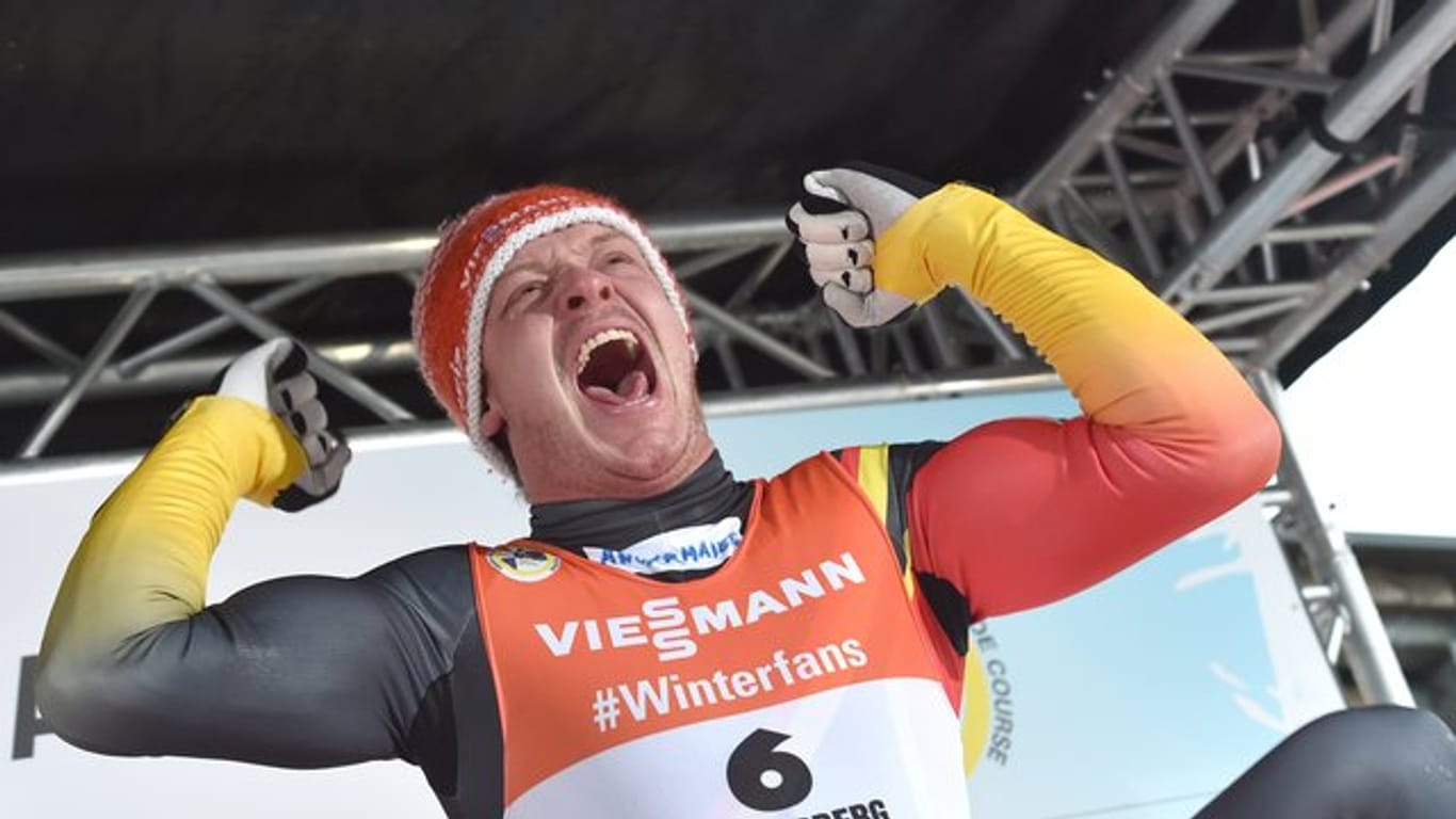 Felix Loch jubelt über seinen Sieg in Winterberg.
