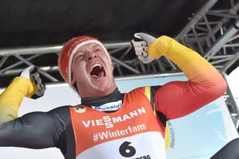 Felix Loch jubelt über seinen Sieg in Winterberg.