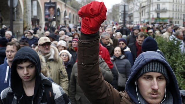 Die "roten Tücher" wollen die Demokratie und die Institutionen verteidigen und lehnen die von einigen "Gelbwesten" ausgeübte Gewalt ab.