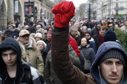 Die "roten Tücher" wollen die Demokratie und die Institutionen verteidigen und lehnen die von einigen "Gelbwesten" ausgeübte Gewalt ab.