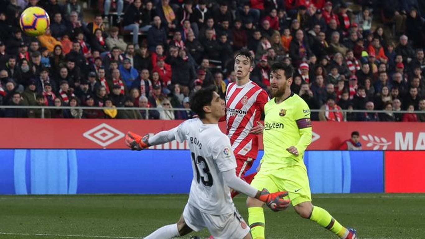 Lionel Messi (r) lupft den Ball zum 2:0 ins Tor.
