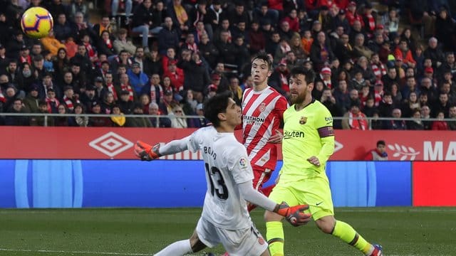 Lionel Messi (r) lupft den Ball zum 2:0 ins Tor.