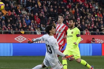Lionel Messi (r) lupft den Ball zum 2:0 ins Tor.