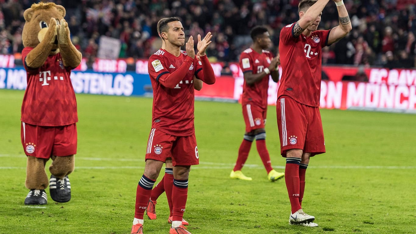 Die Bayern nach dem Sieg in der Kurve Thiago FC Bayern Muenchen 06 Niklas Suele FC Bayern Muenc
