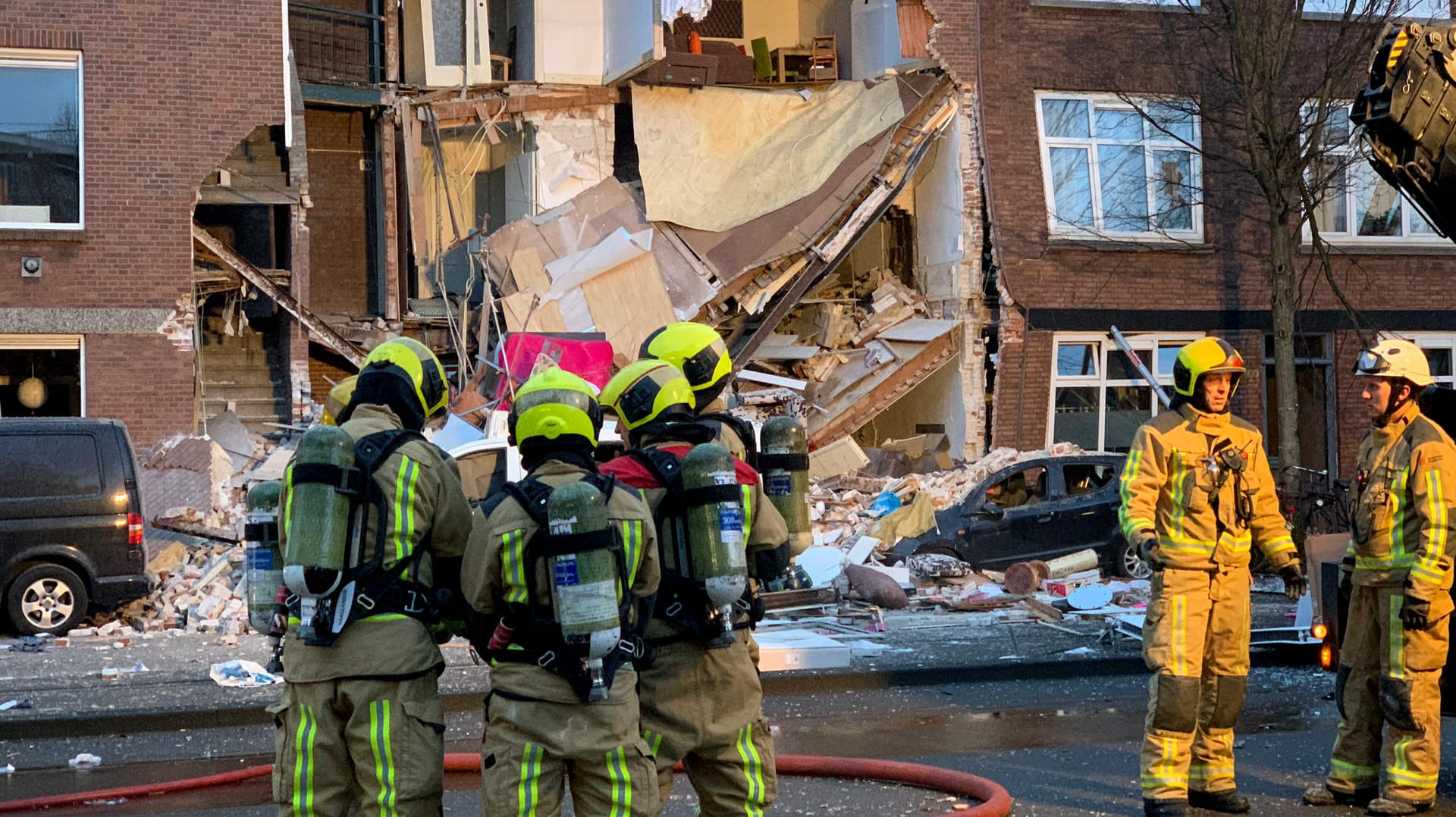 Den Haag: Nach einer Gasexplosion in einem Wohnhaus suchen Feuerwehrleute in den Trümmern nach Menschen. Die Bergung gestaltet sich schwierig.