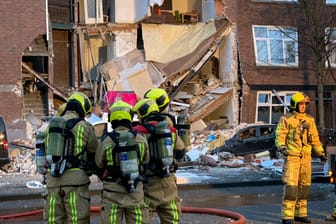 Den Haag: Nach einer Gasexplosion in einem Wohnhaus suchen Feuerwehrleute in den Trümmern nach Menschen. Die Bergung gestaltet sich schwierig.